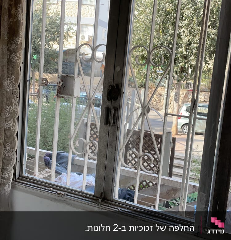 חלון זכוכית עם סורגים מתכתיים מעוצבים